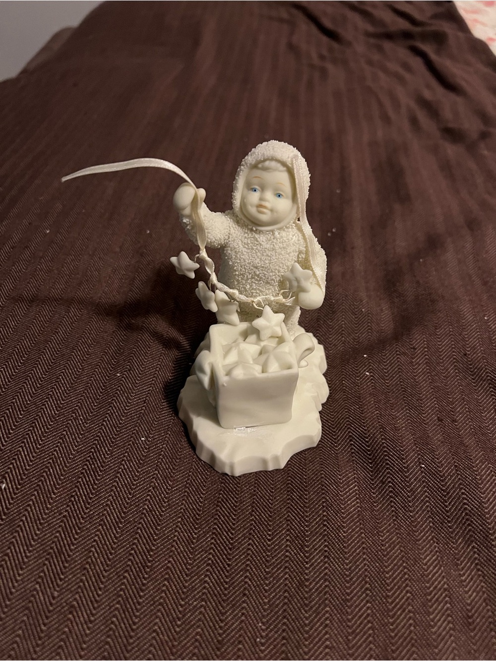 DEPT 56 SNOWBABIES "STRINGING FALLEN STARS" FIGURINE